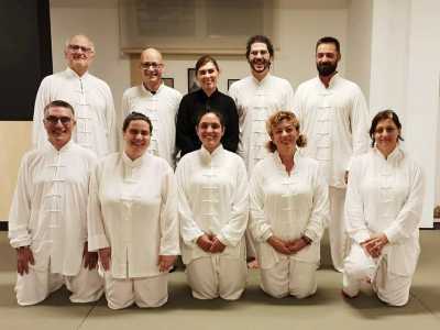 Tutti indossano il bianco �Yifu�, la classica uniforme tradizionale cinese che si usa anche nella vita quotidiana. Quella di Eliana � per� nera e con dei bordini rossi